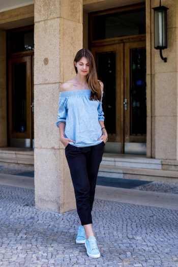 Blaue Sneaker