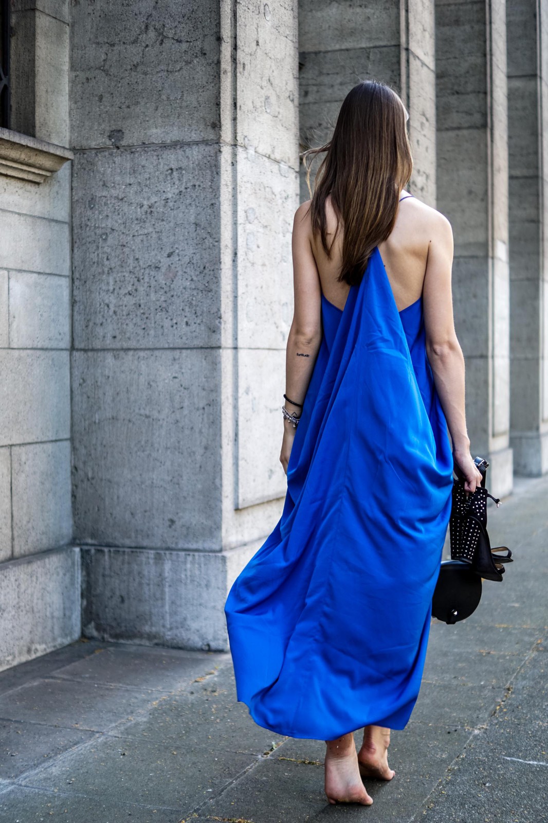 Wie trägt man ein blaues Kleid