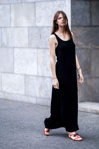 Schwarzes Maxikleid und ein Touch Rot