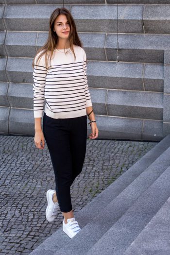 Blaue Hose und gestreifter Pullover