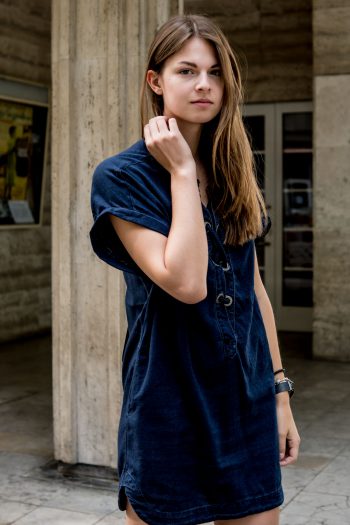 Gemütliches Sommeroutfit für einen Kinobesuch