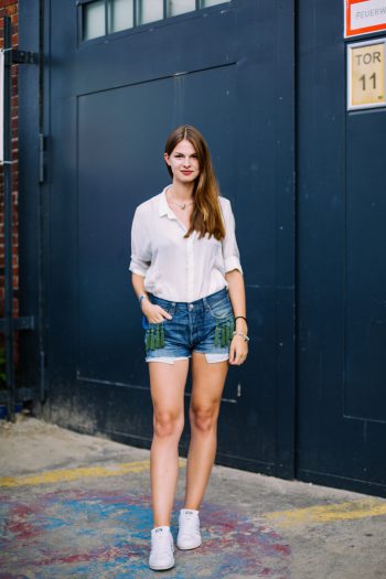 Denim Shorts und weißes Shirt in Kombination