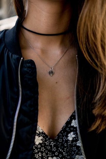 How to wear a choker