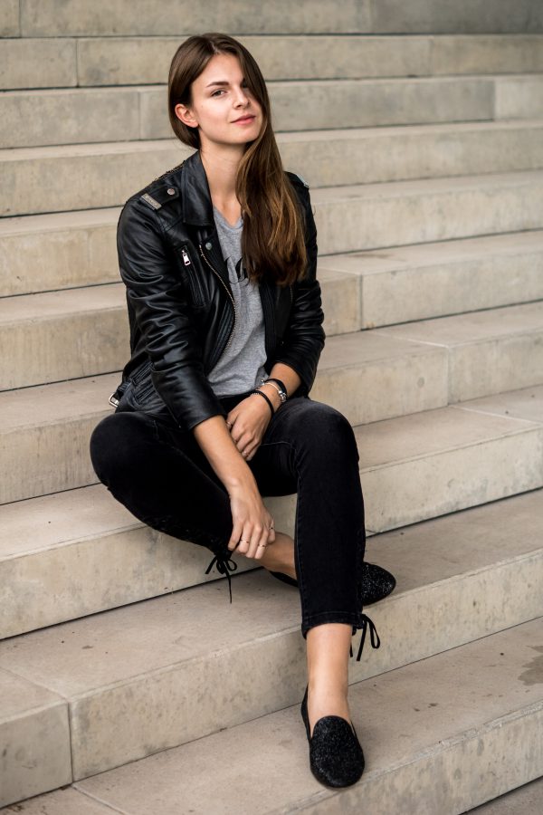 schwarze Jeans mit Schnürung