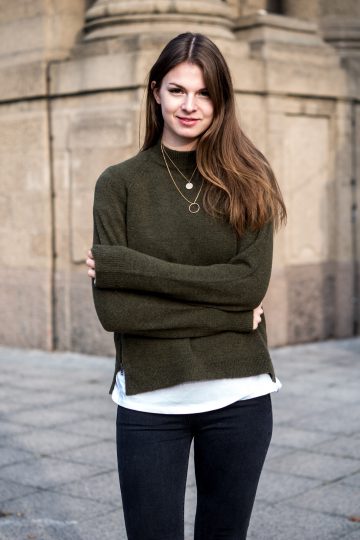 Wie trägt man einen grünen Pullover