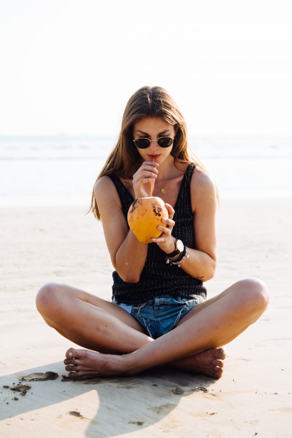 Kokosnuss trinken am Strand