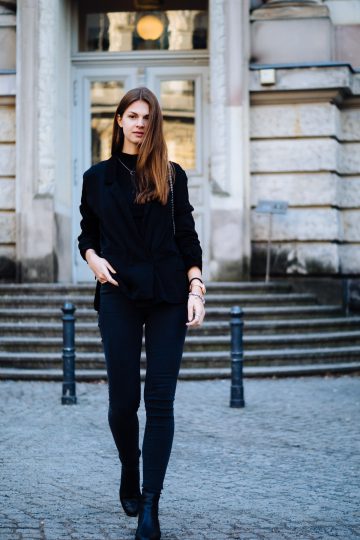 Komplett schwarzes Outfit