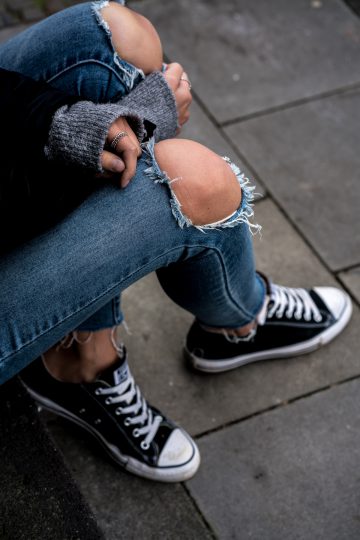 Jeans mit Löchern am Knie