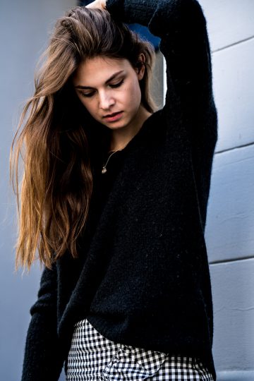 Wie trägt man einen schwarzen Pullover