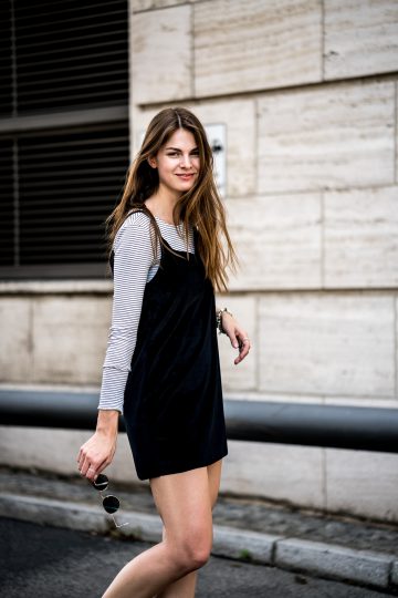 Gestreiftes Shirt und schwarzes Kleid 
