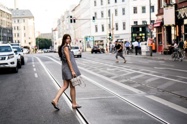 Wie trägt man Mule Sandalen