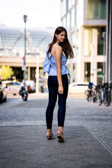 Wie trägt man eine dunkelblaue Jeans