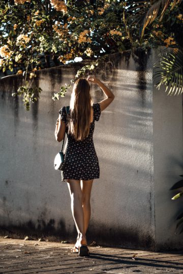 Wie trägt man ein Blumenkleid