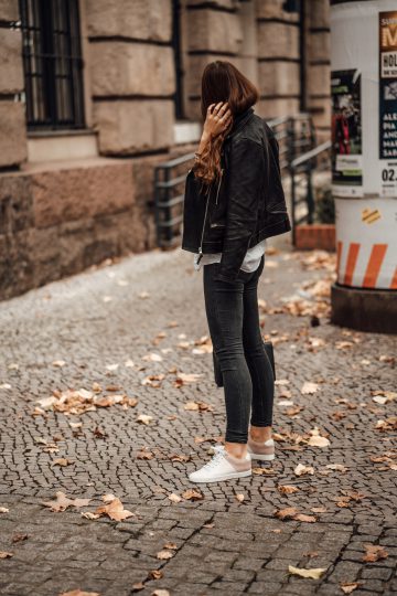 Wie trägt man eine dunkelgraue Jeans