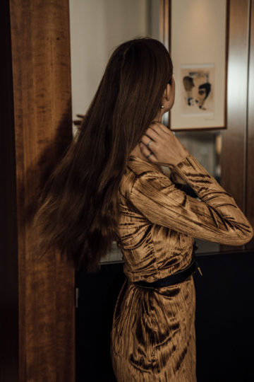 Wie trägt man ein Samtkleid