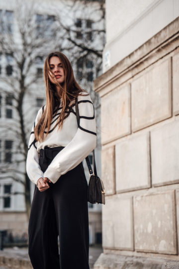 WeiÃer Pullover mit schwarzen Streifen