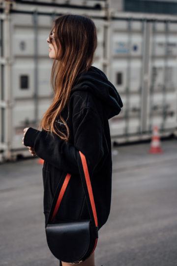Wie trägt man einen schwarzen Hoodie