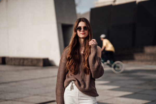 how to wear round sunglasses