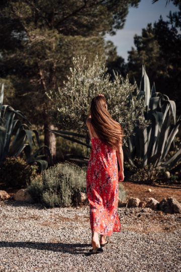 rotes Kleid mit Blumenprint