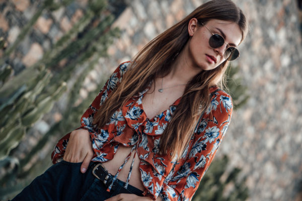 Wie trägt man ein Shirt mit Blumenprint