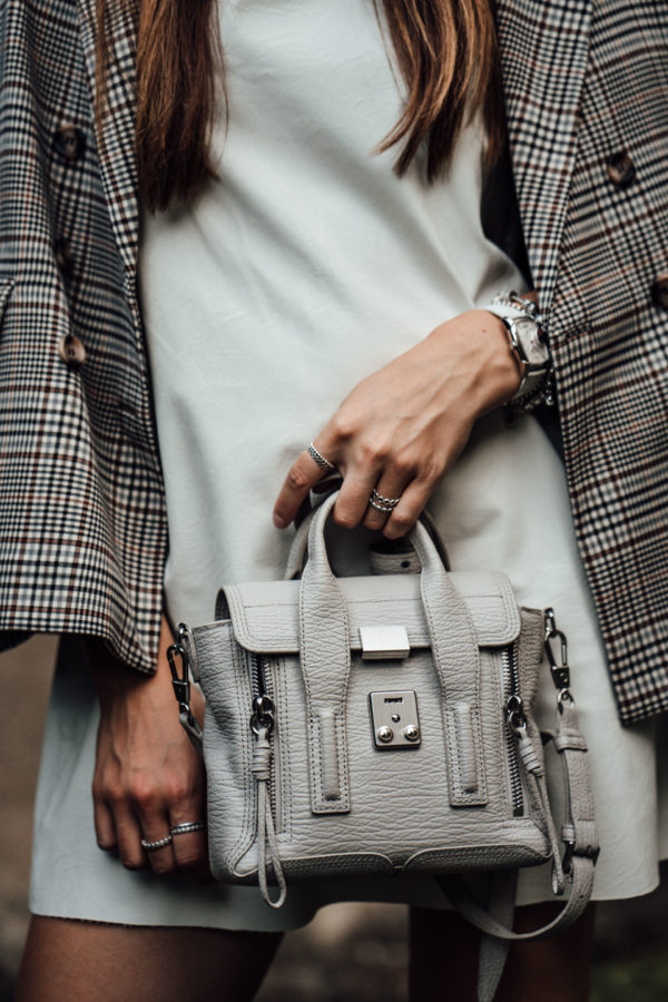 graue cross-body Tasche