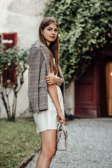 WeiÃes Kleid und karierter Blazer