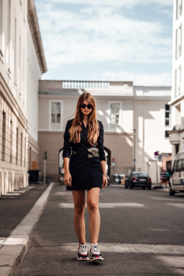 Ugly Sneakers mit Kleid kombinieren