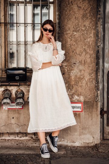 Wie trägt man ein leicht transparentes Kleid