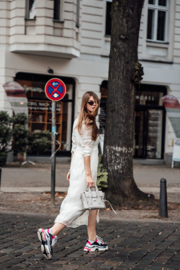 Kleid mit Sneakers kombinieren