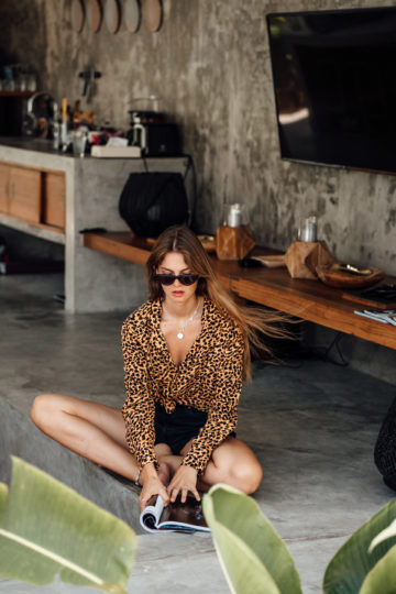 Leo Print Shirt und schwarze Shorts
