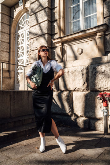 Wie trägt man ein enges Midikleid