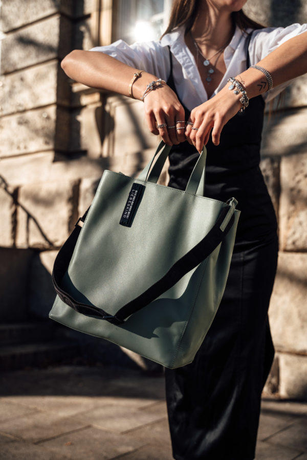 Wie kombiniert man eine grüne Tasche