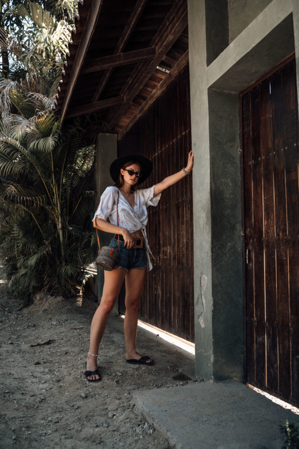 Denim Shorts und weißes SHirt