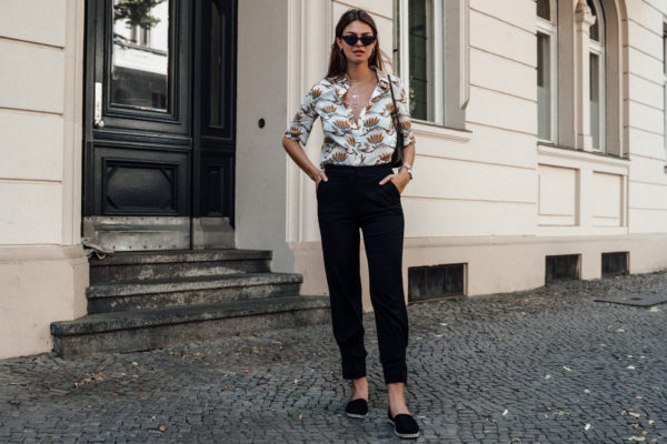 Wie trägt man eine schwarze Hose