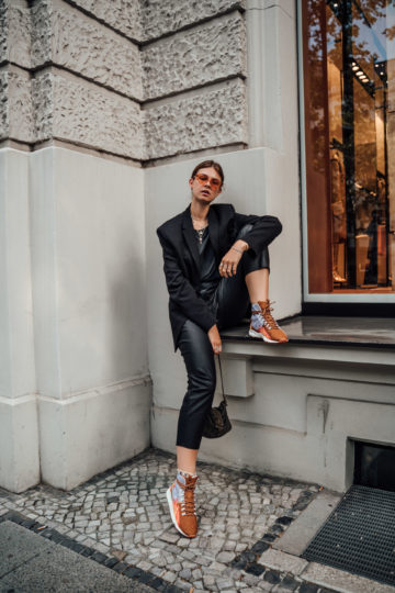 Wie trÃ¤gt man eine Hose in Lederoptik